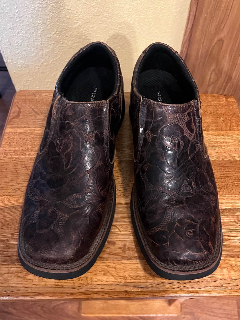 Roper Women’s Slip On Tooled Leather Shoes.  Size 8.5.